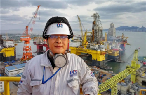 他是CCS船級(jí)社國(guó)家承認(rèn)“深海一號(hào)”的主任驗(yàn)船師，尋找最美驗(yàn)船師