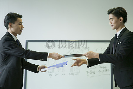 全球首艘大型DP淺水特種作業(yè)船順利完成首航